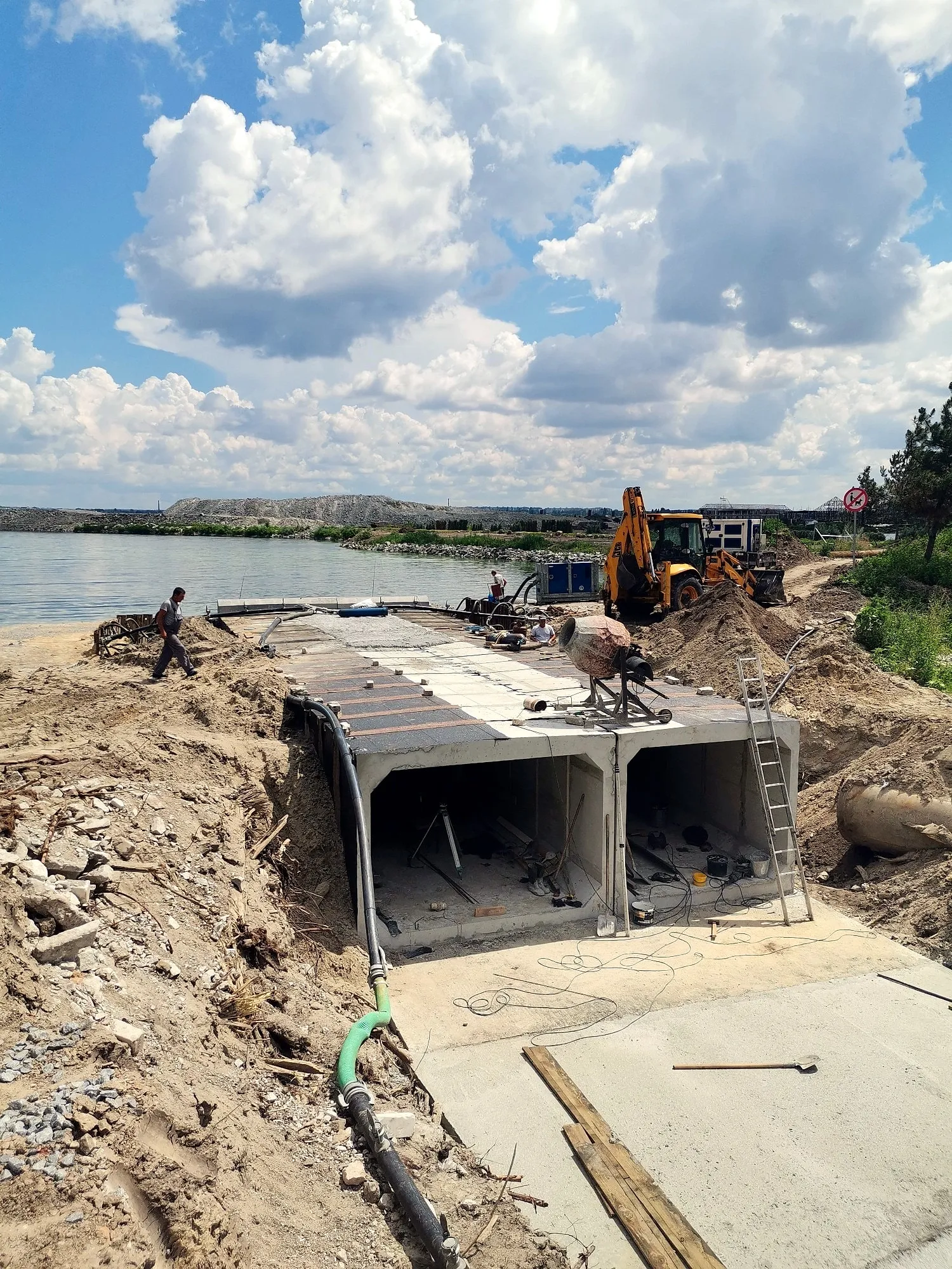 Водопропускна споруда біля русла