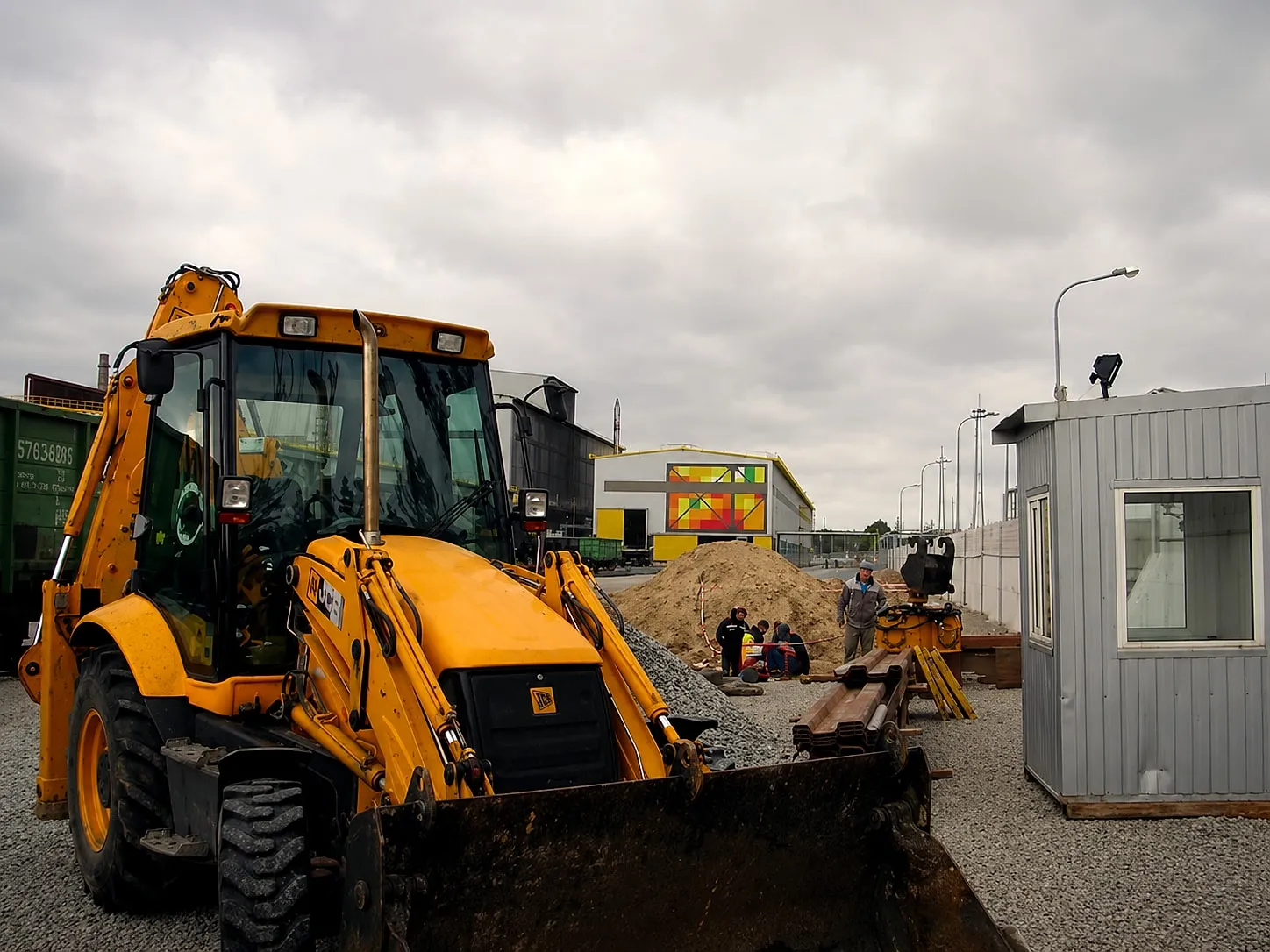 Екскаватор-навантажувач JCB на об’єкті